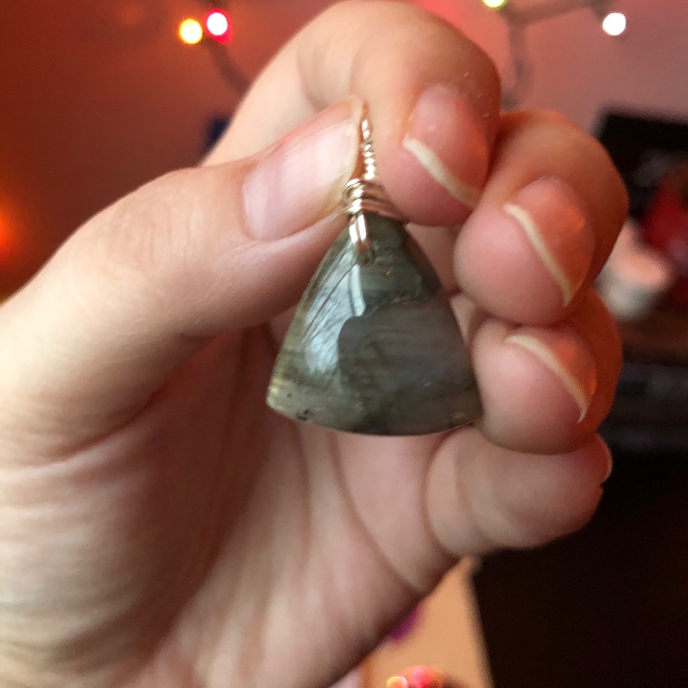 Labradorite Triangle pendant wire wrapped silver - Picture 3 of 7